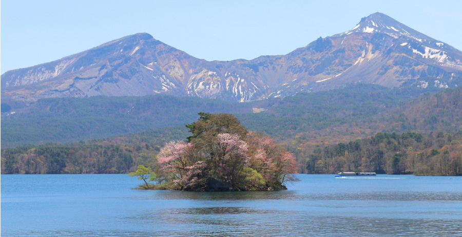 桧原湖の桜島（北塩原村）